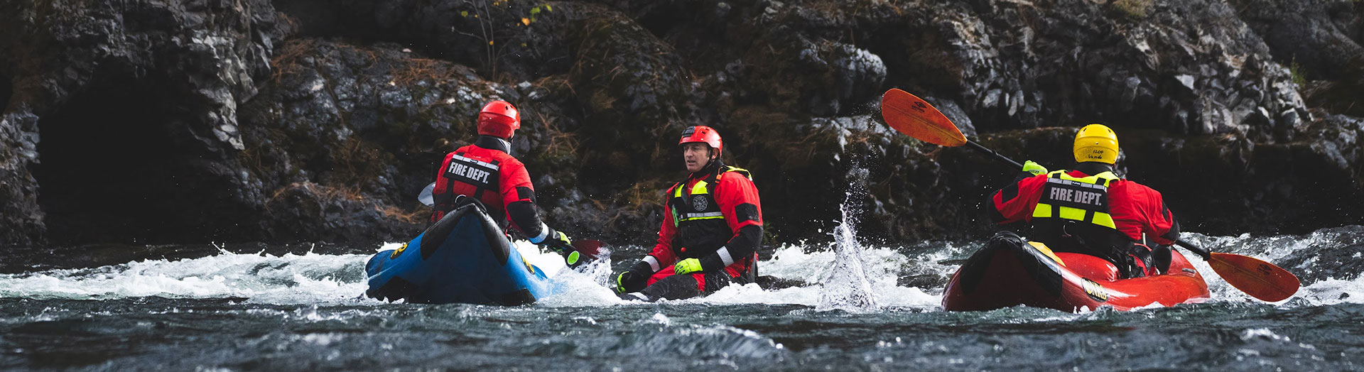 Spokane Fire Fighters in River kayaks practice water rescue